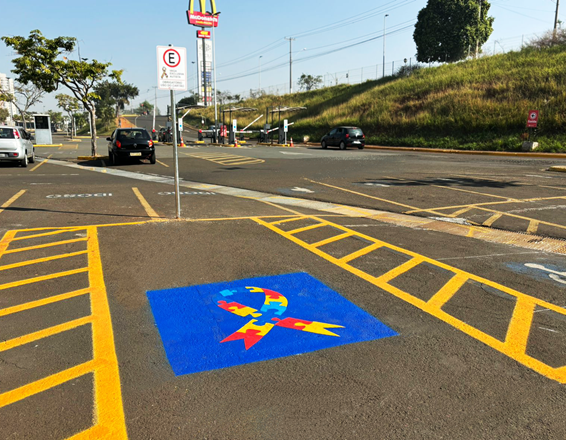 Tivoli Shopping implementa vagas de estacionamento exclusivas para pessoas autistas