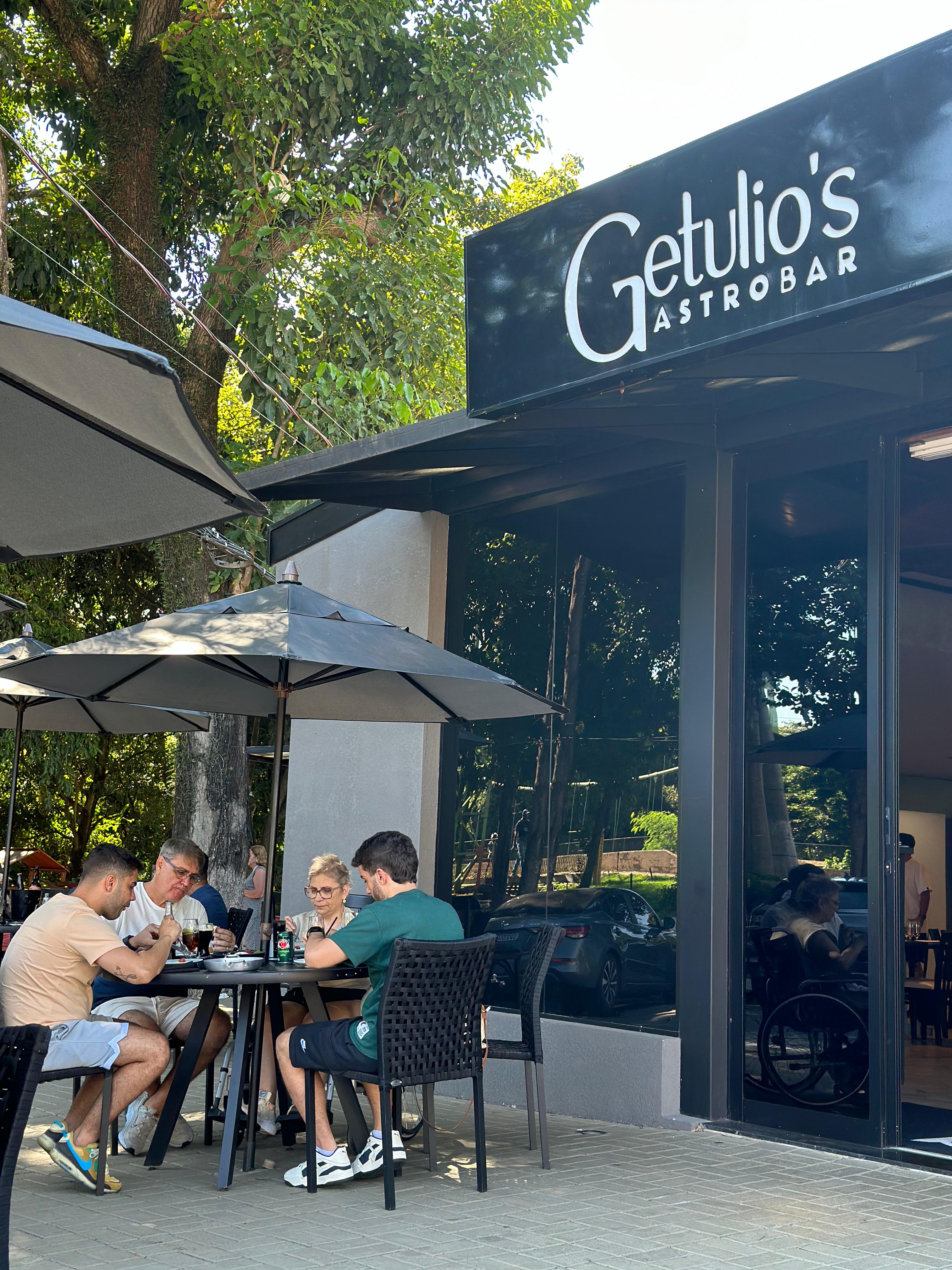 Getulio´s Gastrobar comemora 1º aniversário com grande festa e feijoada