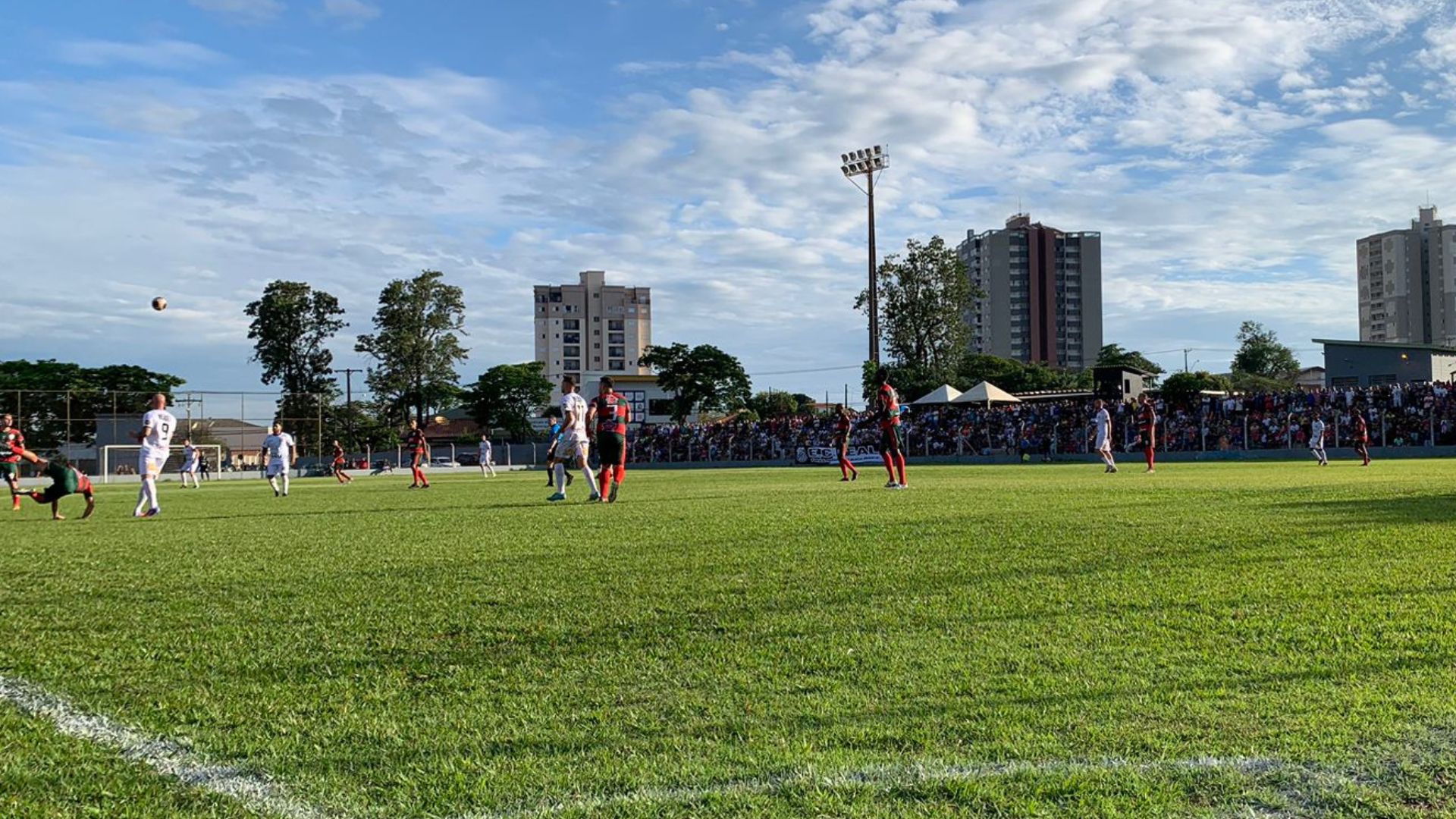 Competição reúne 26 times e 800 atletas em seis campos municipais neste domingo