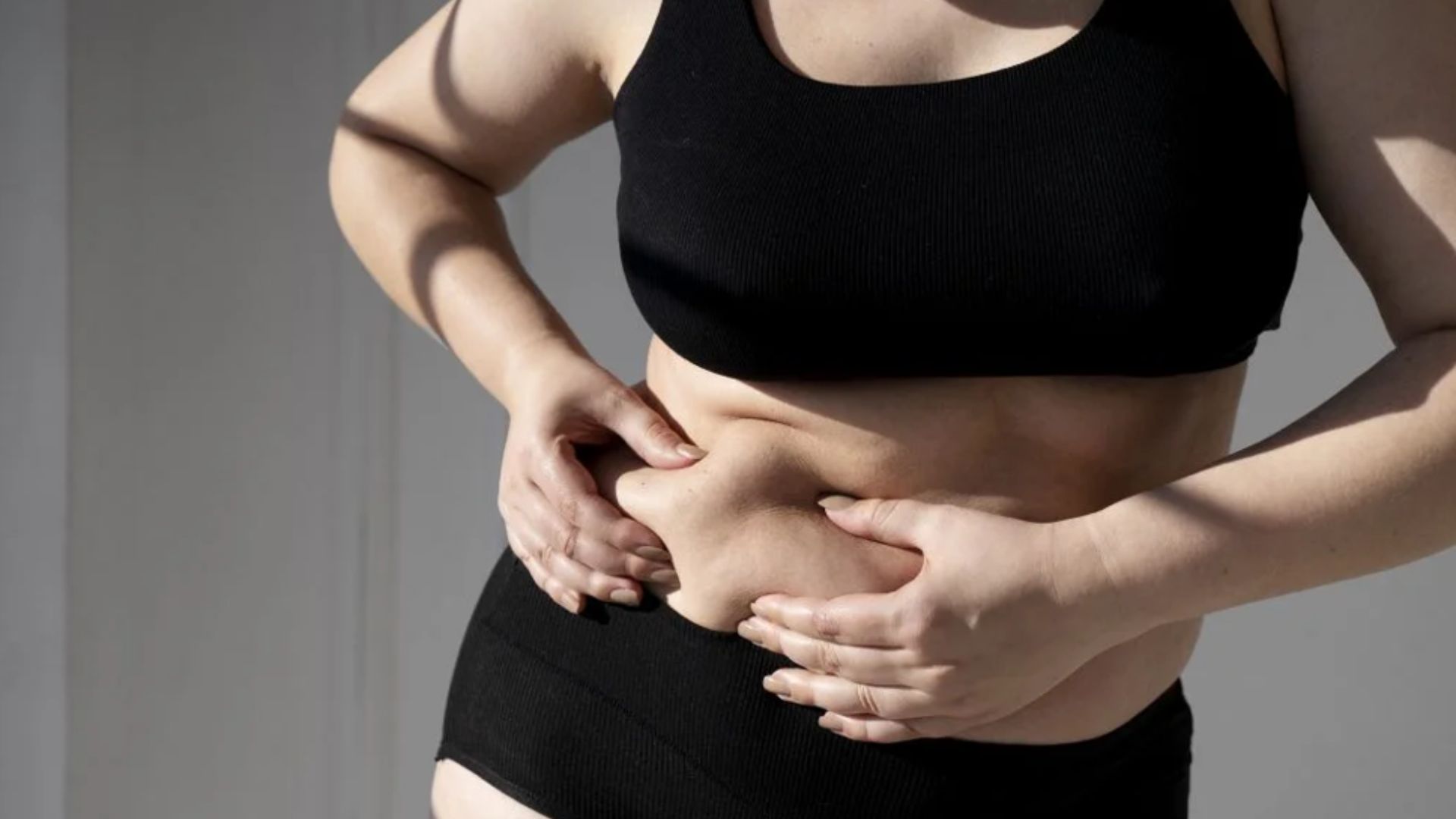 Você sofre com inchaço corporal? Confira dicas de como diminuir