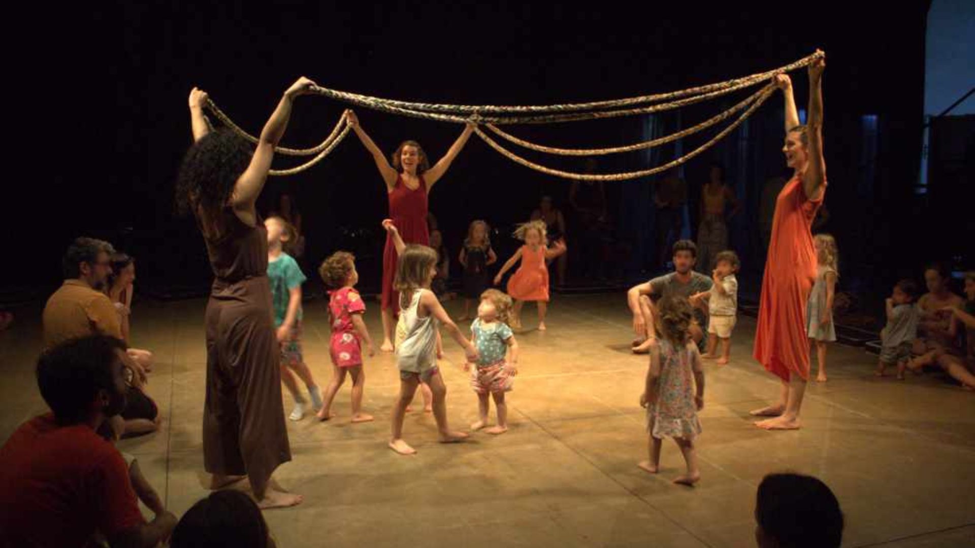 Núcleo Nascedouro apresenta espetáculo 'Pinhé... e Outras Formas de Abraço' voltado para crianças