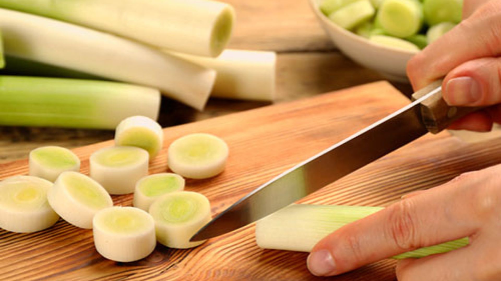 Descubra os benefícios nutricionais e a versatilidade culinária do alho-poró, um ingrediente que pode transformar seus pratos e melhorar sua saúde.