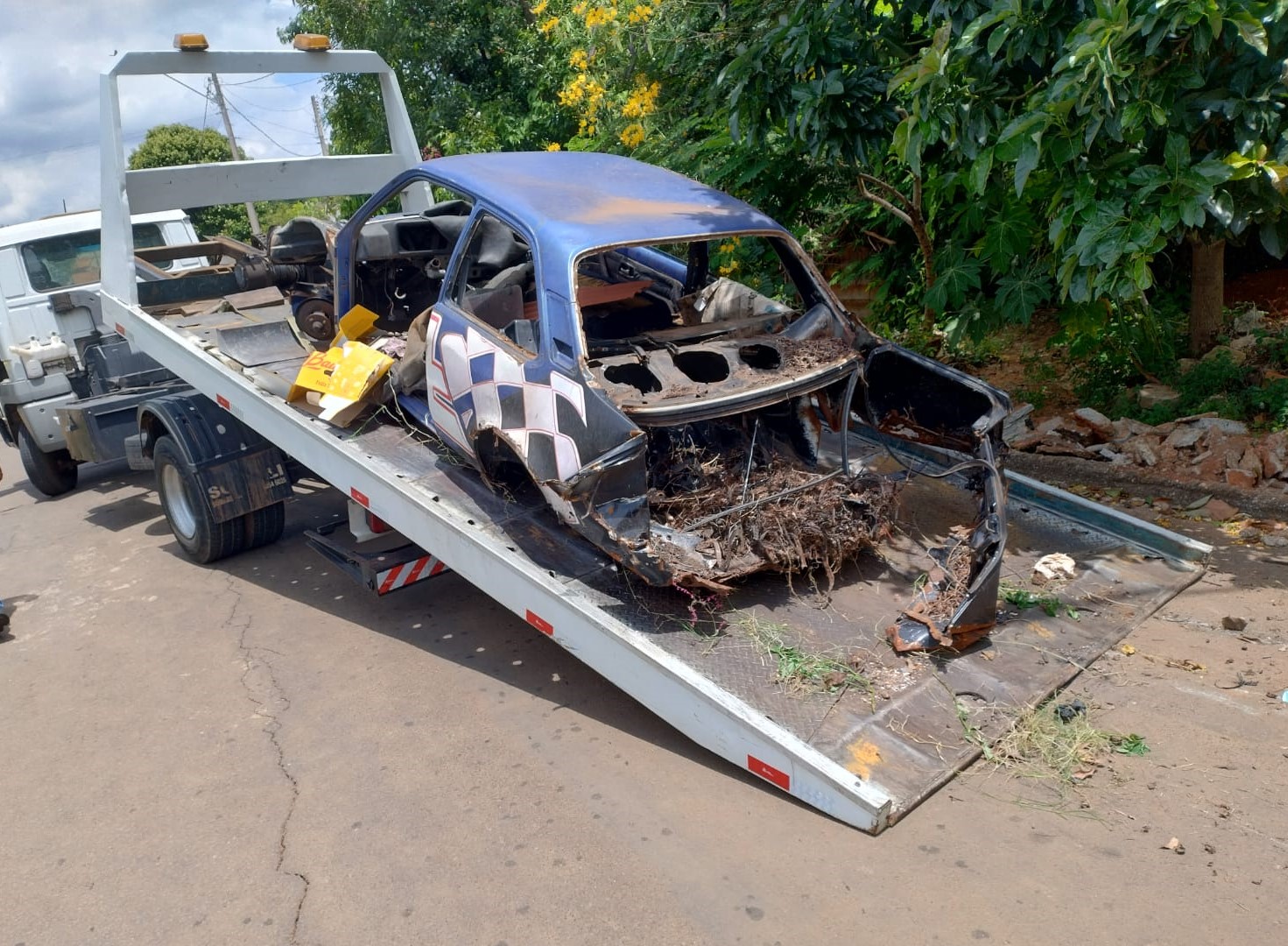 Secretaria de Mobilidade Urbana e Rural retira 12 carros abandonados das ruas de Sumaré