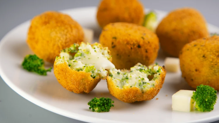 5 receitas de bolinhos práticos para variar os petiscos em casa