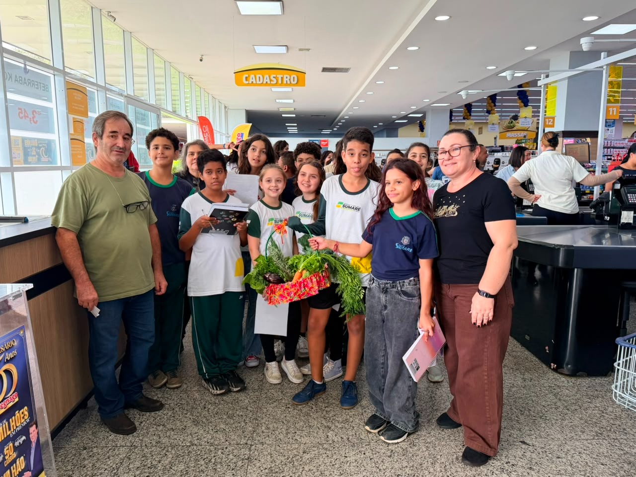 Estudantes e educadores da rede municipal de Sumaré em um supermercado durante atividade de educação financeira.