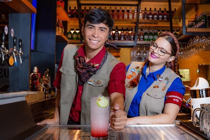 Atendentes de bar e restaurante uniformizados no Outback Steakhouse