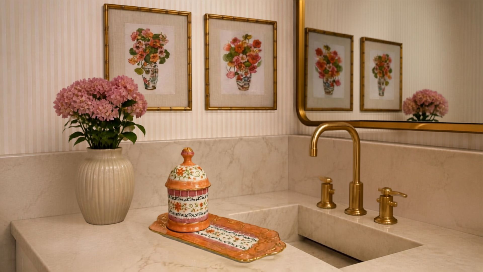 Decoração contemporânea de banheiro com bancada organizada e iluminação elegante