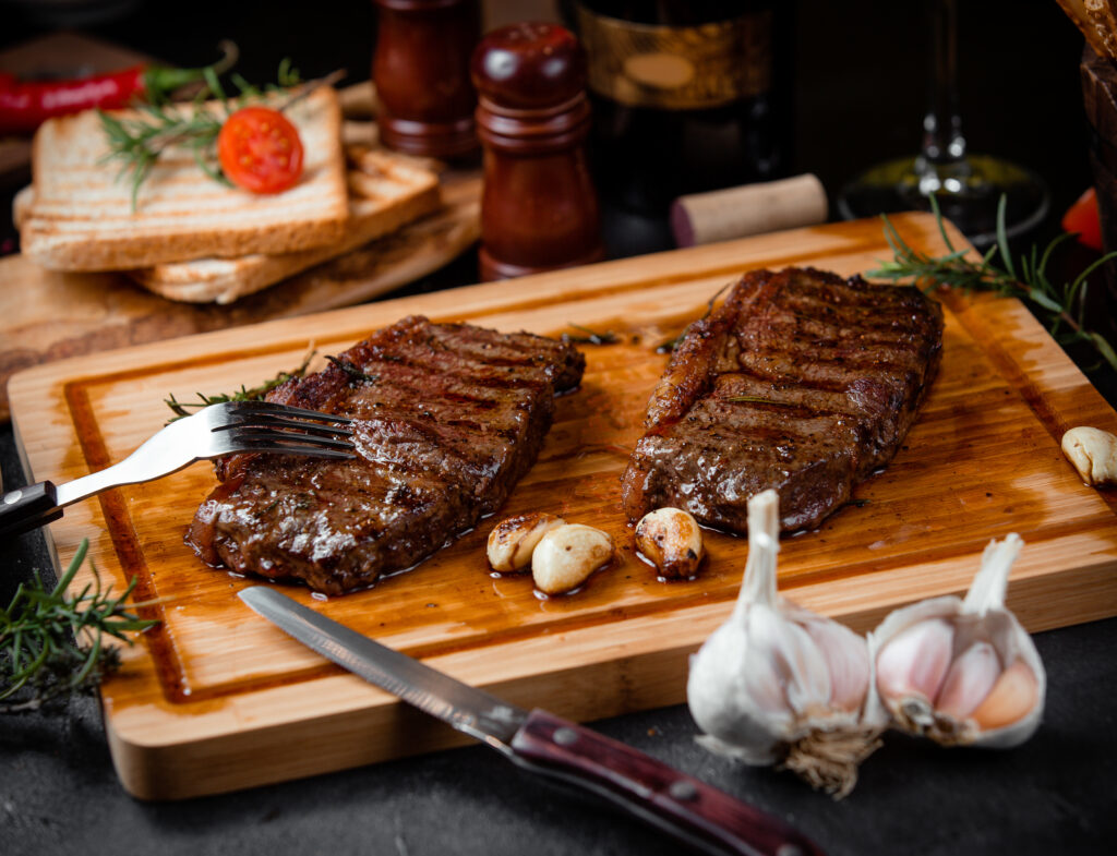 Prato com carne assada fatiada e suculenta pronta para servir