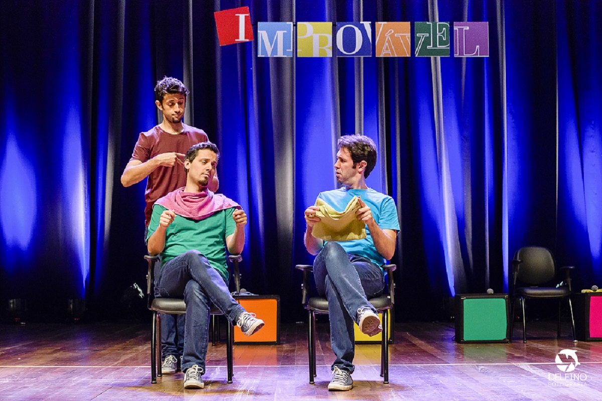 Trio de humoristas dos Barbixas em apresentação da comédia Improvável no palco
