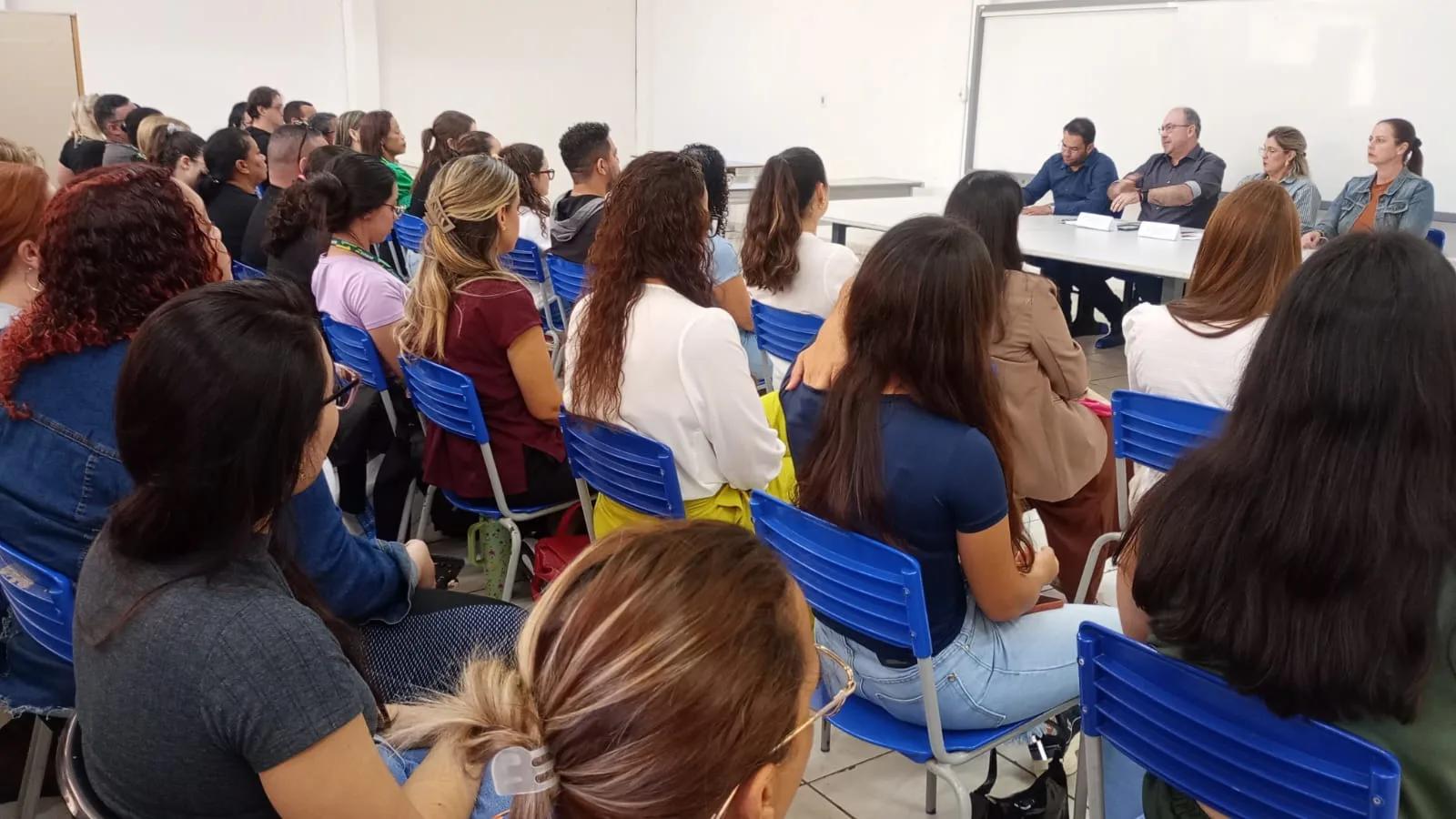 Novos servidores públicos da Saúde reunidos na Sala de Conferências do Centro Administrativo de Nova Veneza em Sumaré