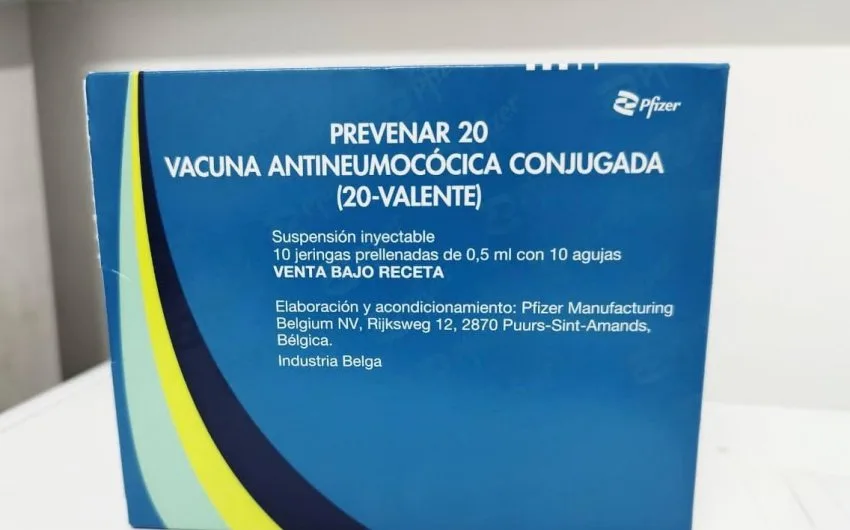 Profissional de saúde aplicando vacina infantil em sala de imunização de UBS em Hortolândia