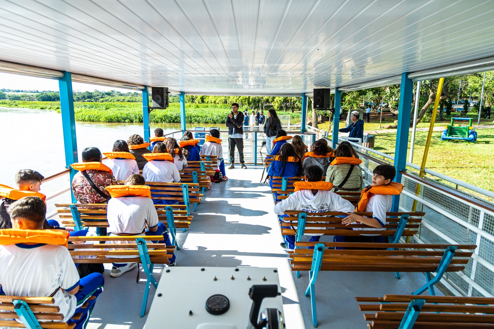 Novo píer revitalizado do Mini-Pantanal no Parque da Represa em Paulínia com vista para o Rio Atibaia