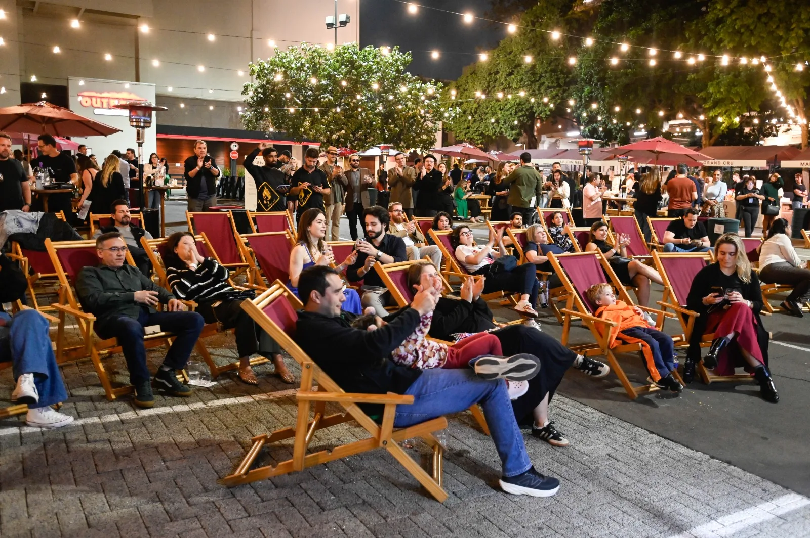 Ambiente do festival Food & Wine Experience com taças de vinho e público reunido ao ar livre