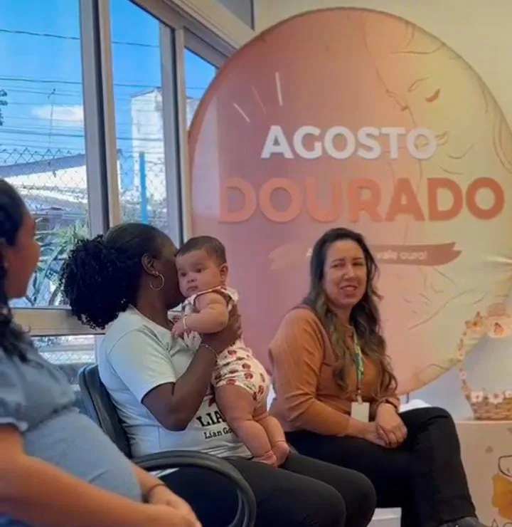 Profissionais de saúde e mães reunidas em roda de conversa sobre aleitamento materno em unidade de saúde de Sumaré.