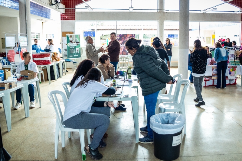 Estrutura de tendas e atendimentos à população no programa Prefeitura nos Bairros em Paulínia.