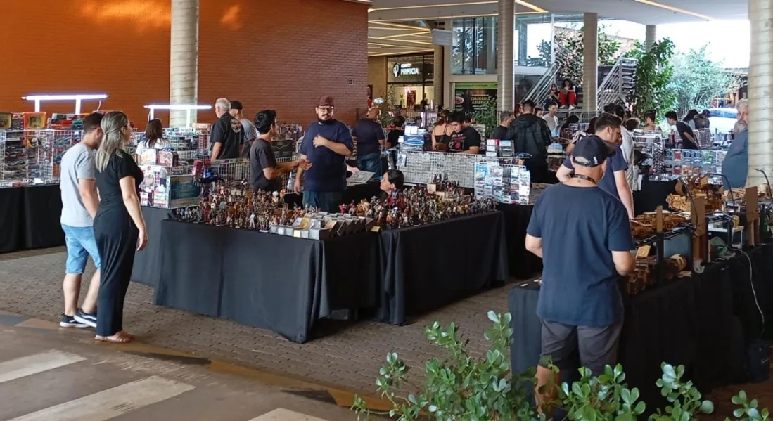 Exposição de miniaturas de carros e itens colecionáveis no Shopping ParkCity Sumaré