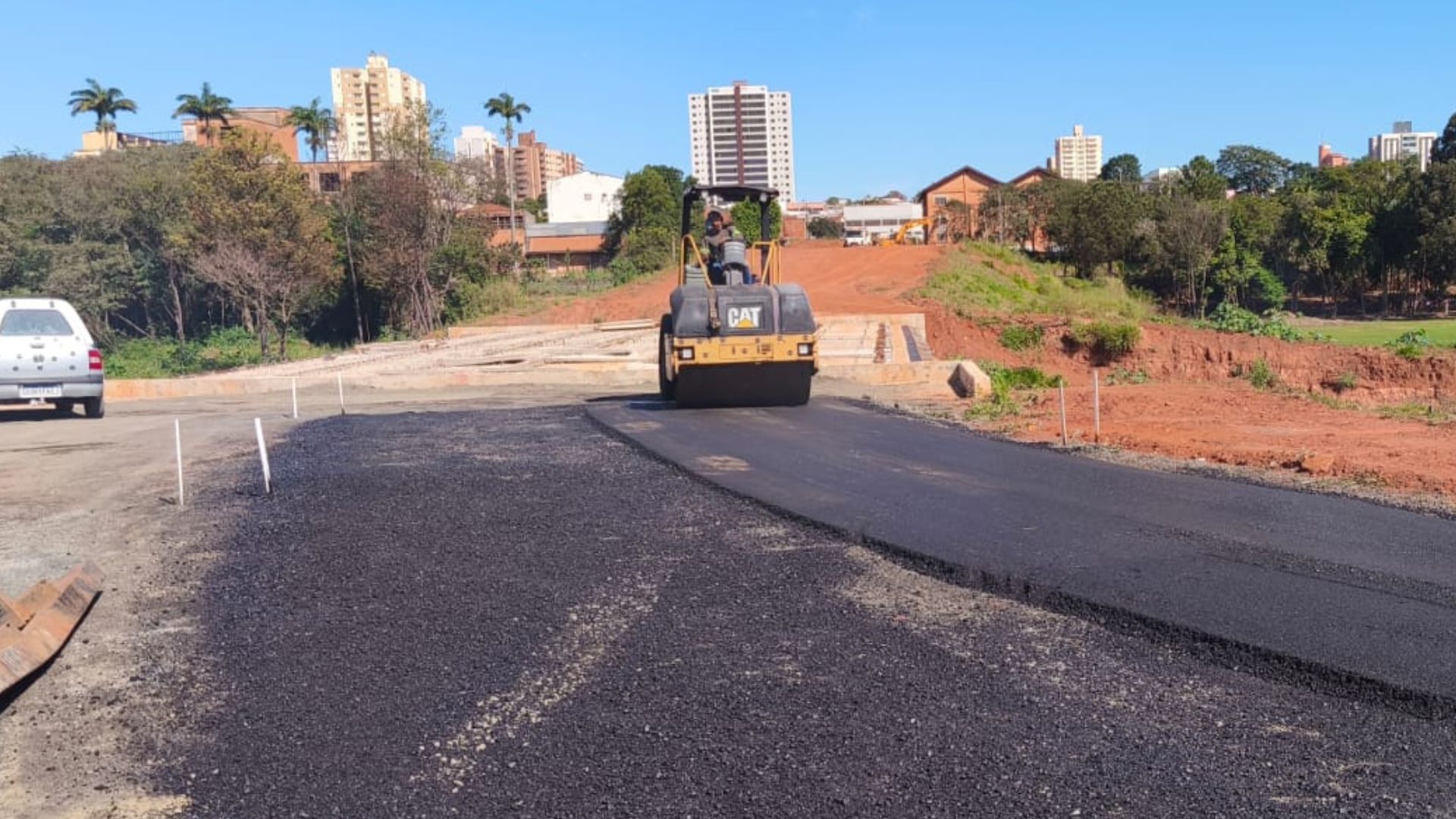 Viaduto da Mancini começa a receber massa asfáltica em Sumaré