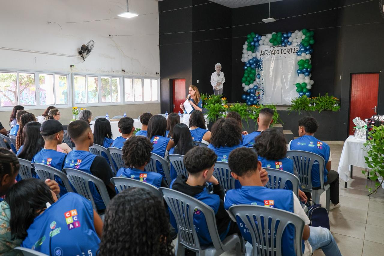 Cerimônia de formatura dos 106 jovens do Programa Abrindo Portas na Sociedade Beneficente São Judas Tadeu em Sumaré.