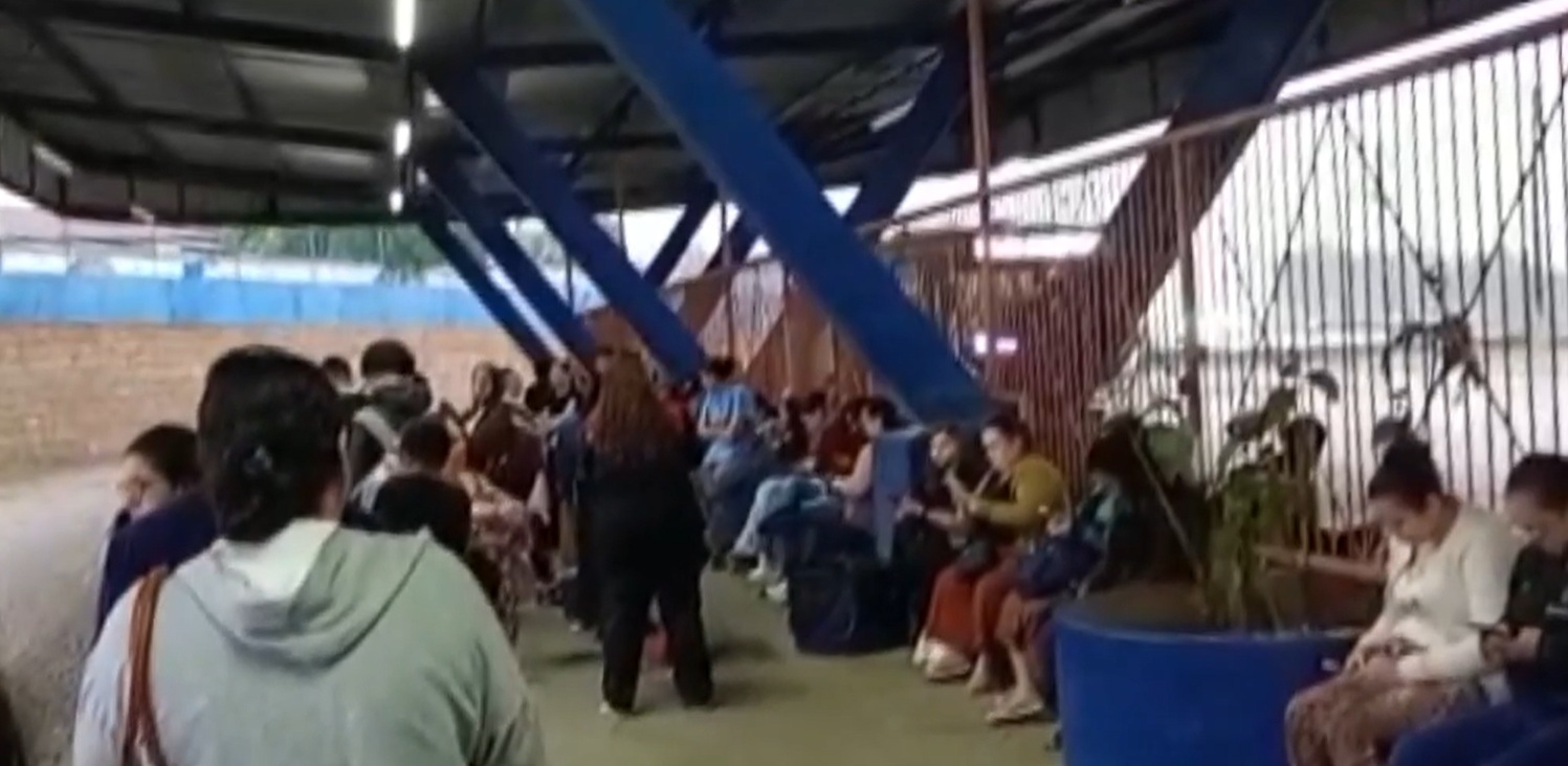 Passageiros esperando ônibus da linha 708 em Monte Mor