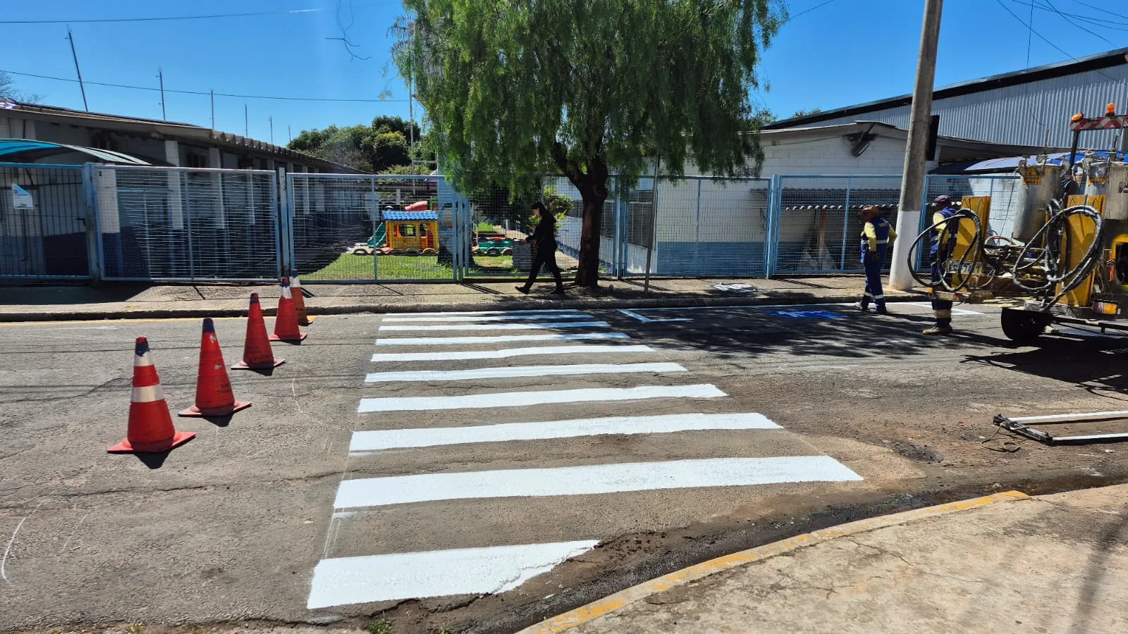 Pintura e revitalização de sinalização viária de solo em rua de Sumaré