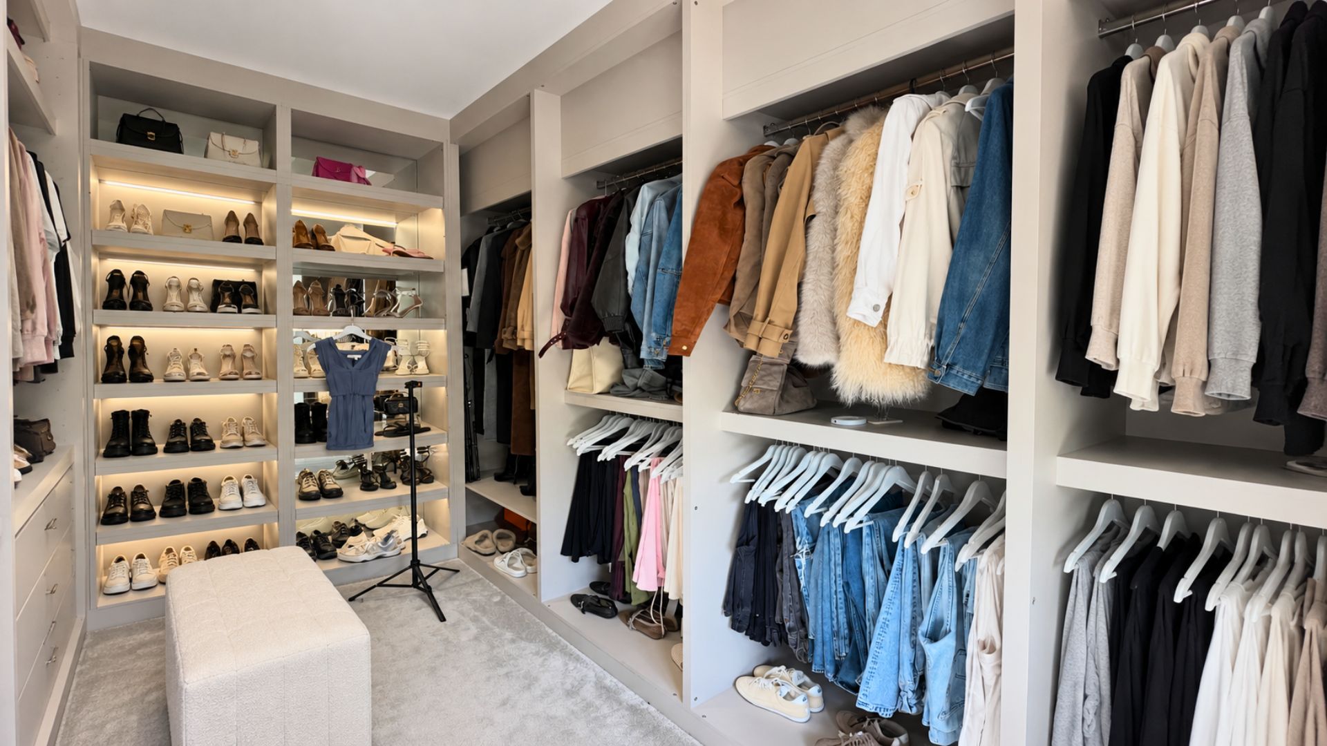 Guarda-roupa organizado com cabides de madeira e roupas separadas por tonalidade e estação