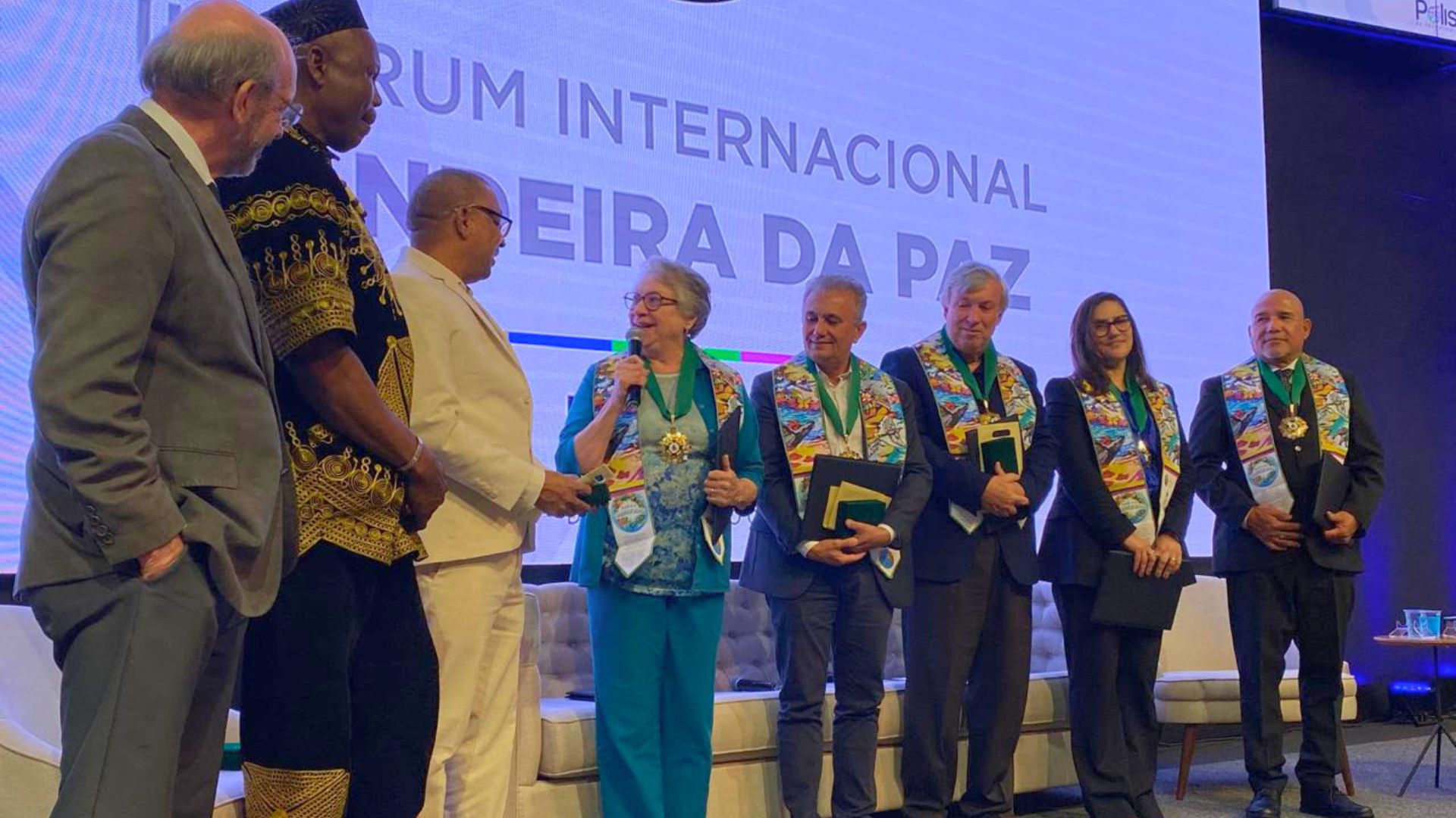 Terezinha Ongaro, diretora da SHD Sumaré, recebe homenagem internacional no II Fórum Internacional Bandeira da Paz.