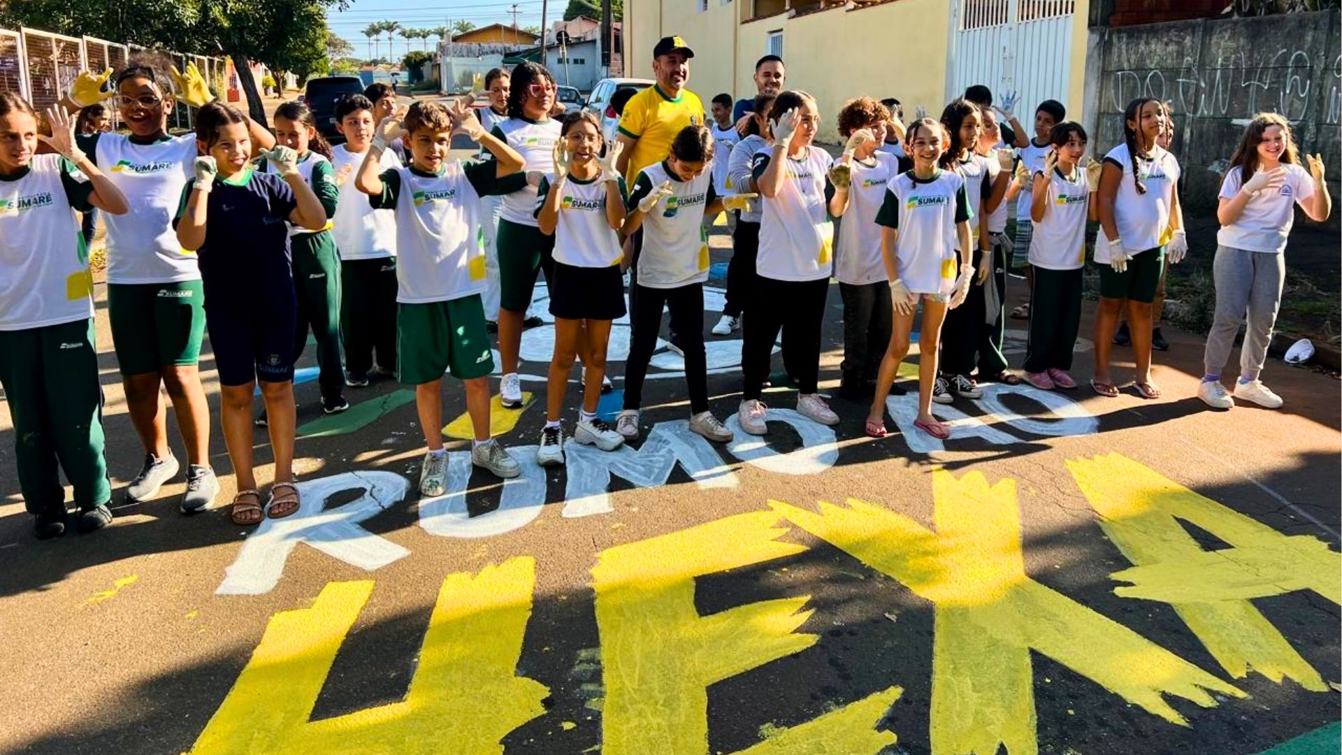 Ruas de acesso a escolas de Sumaré recebem pintura com tema da Copa