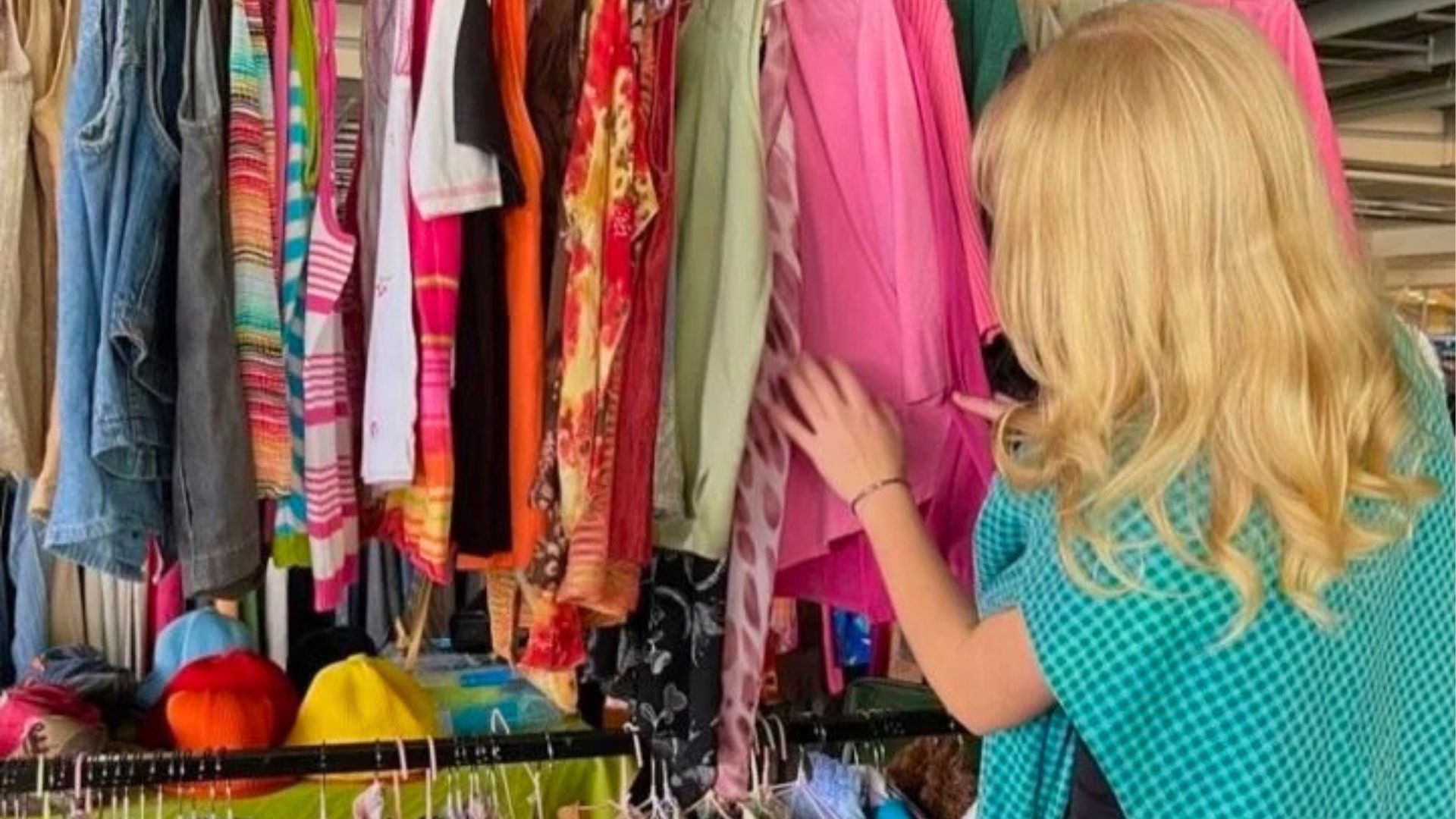 Como achar roupas estilosas e baratas em brechós sem errar nas escolhas