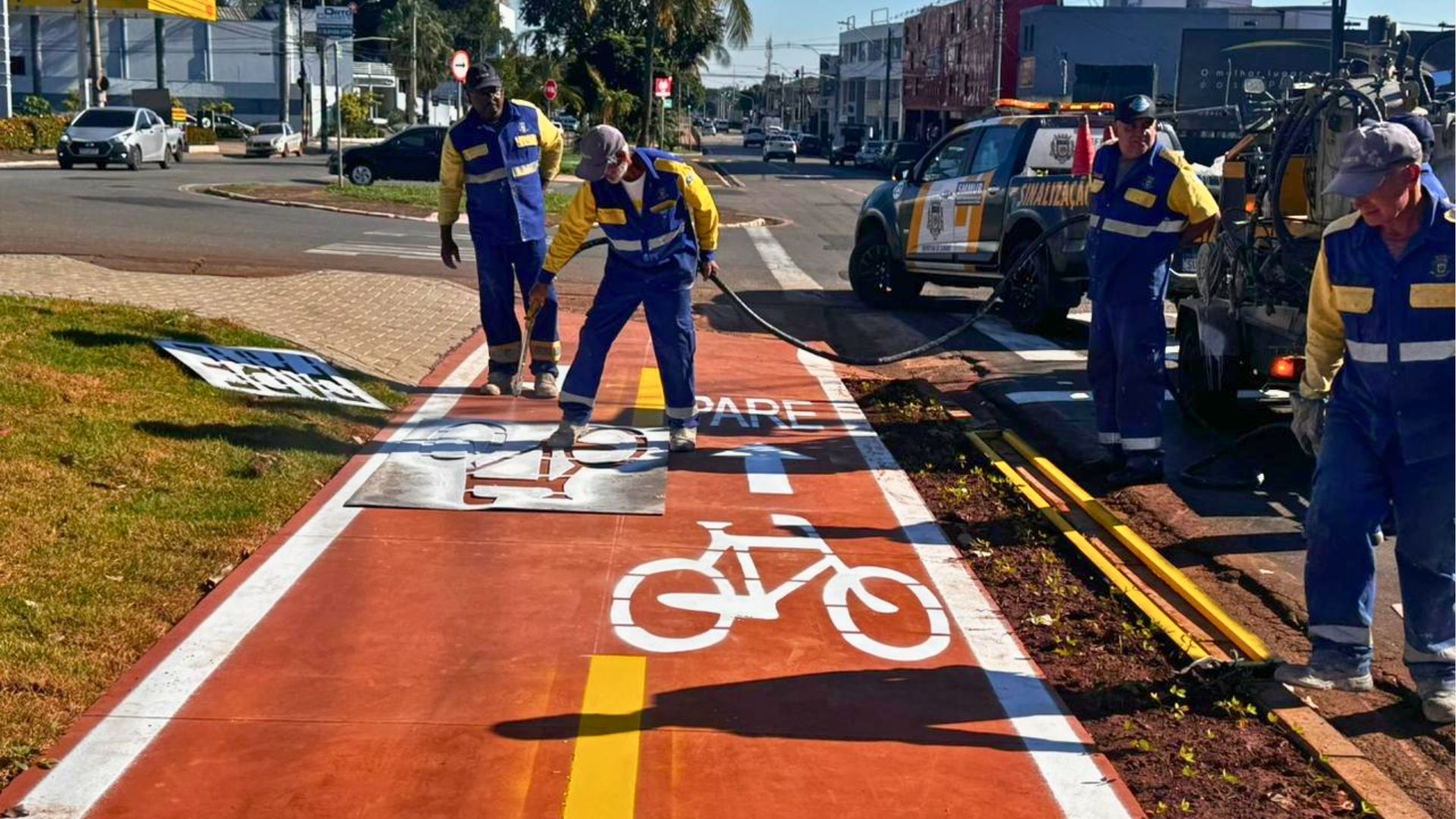 Pintura da ciclovia da Avenida Rebouças avança em revitalização em Sumaré