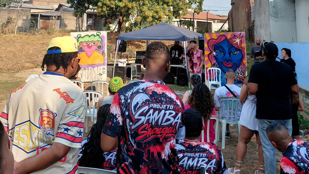 Jovens participando de oficina de arte e graffiti comunitário em Campinas