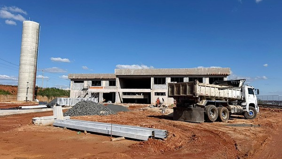 Prédio da Etec de Monte Mor em construção, com caminhão e materiais na área externa