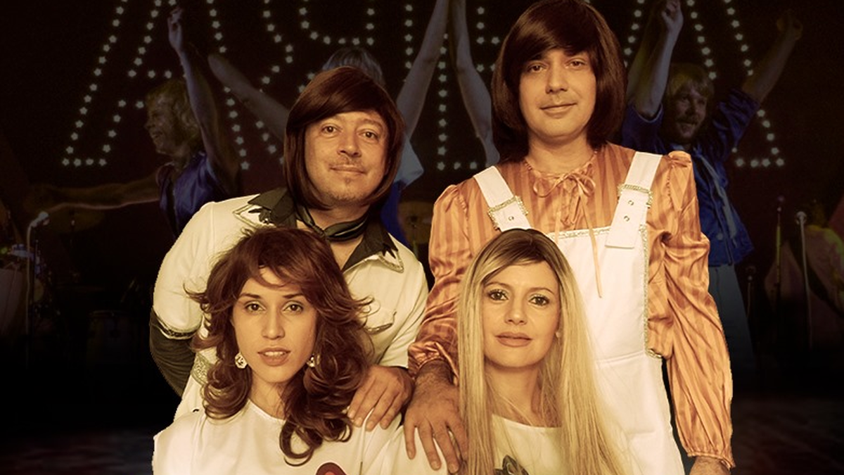 Integrantes da banda ABBA Hits caracterizados para o espetáculo.
