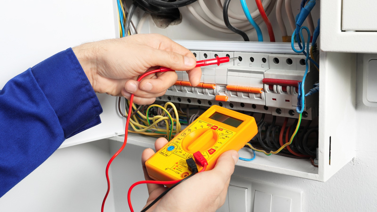 Alunos em aula prática de montagem de circuitos elétricos prediais do Senai