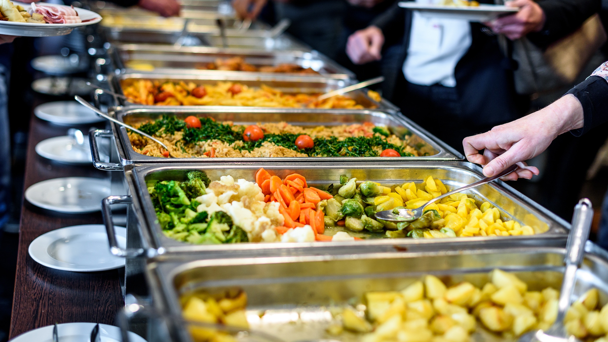 Buffet de restaurante por quilo com pratos variados
