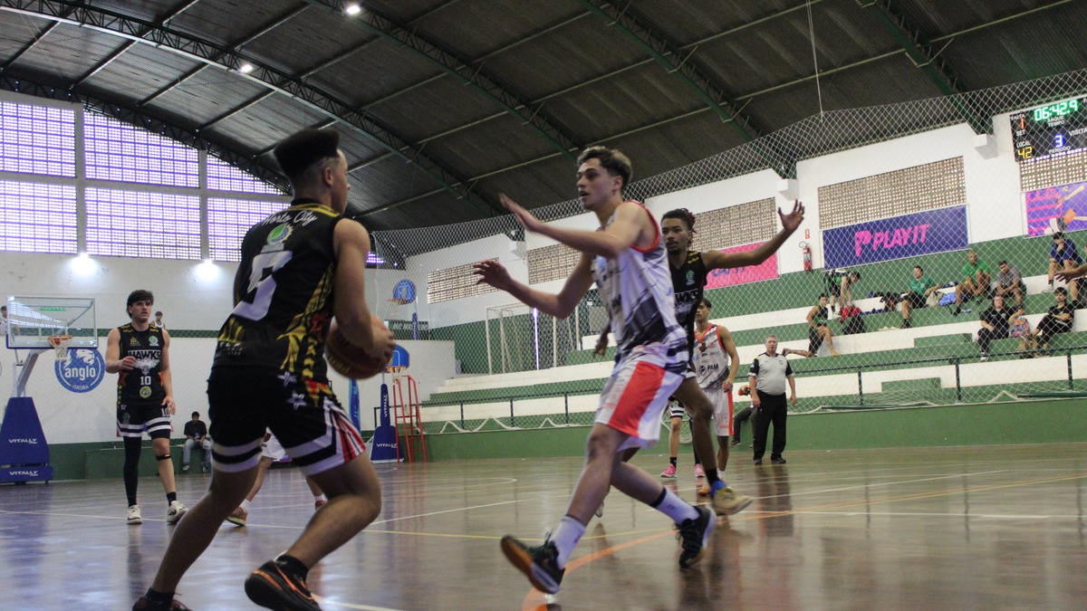 Atletas disputam partida de basquete durante os Jogos Regionais