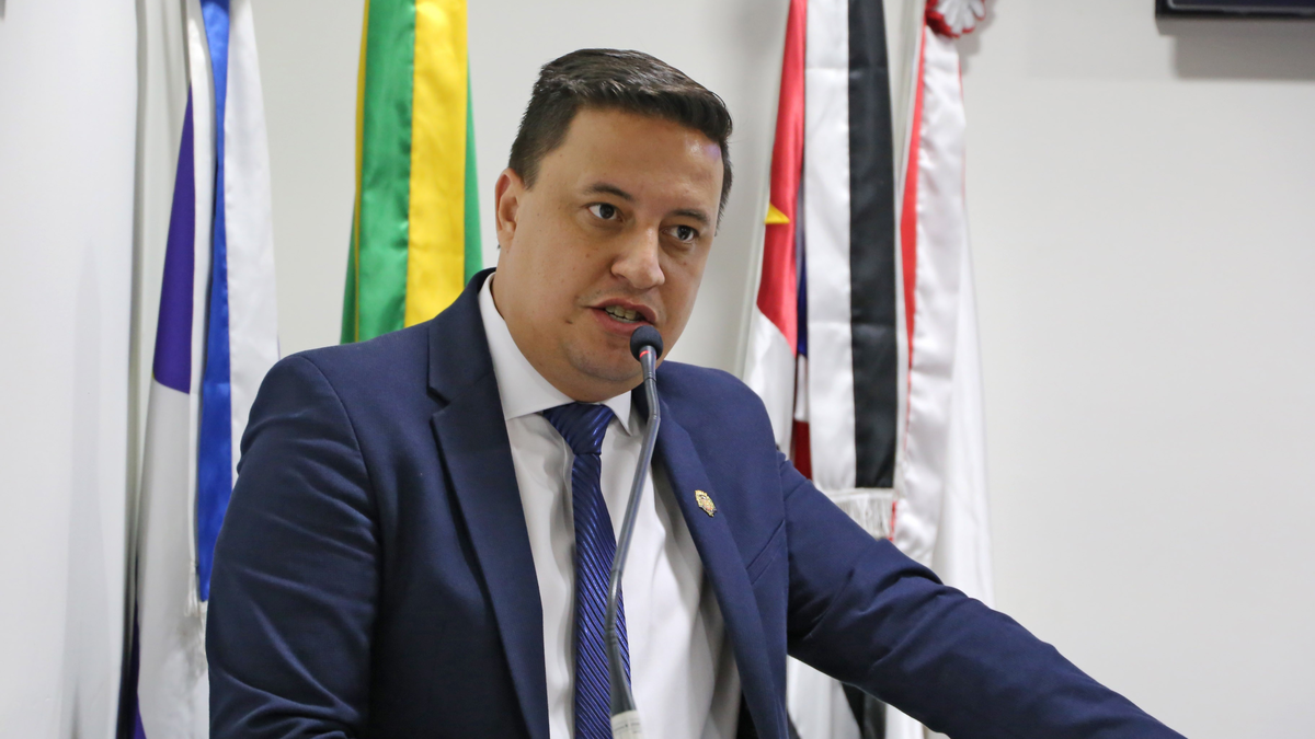 Willian Souza fala ao microfone durante sessão na Câmara Municipal de Sumaré