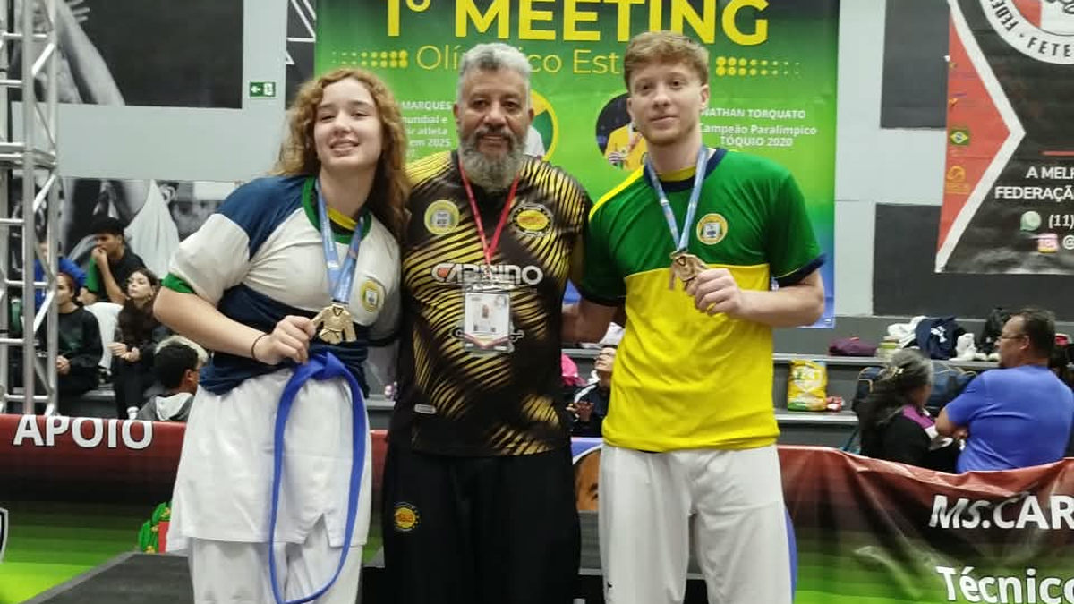 Atletas de taekwondo do Projeto Escolinhas Esportivas de Hortolândia comemoram medalhas conquistadas na Copa São Paulo