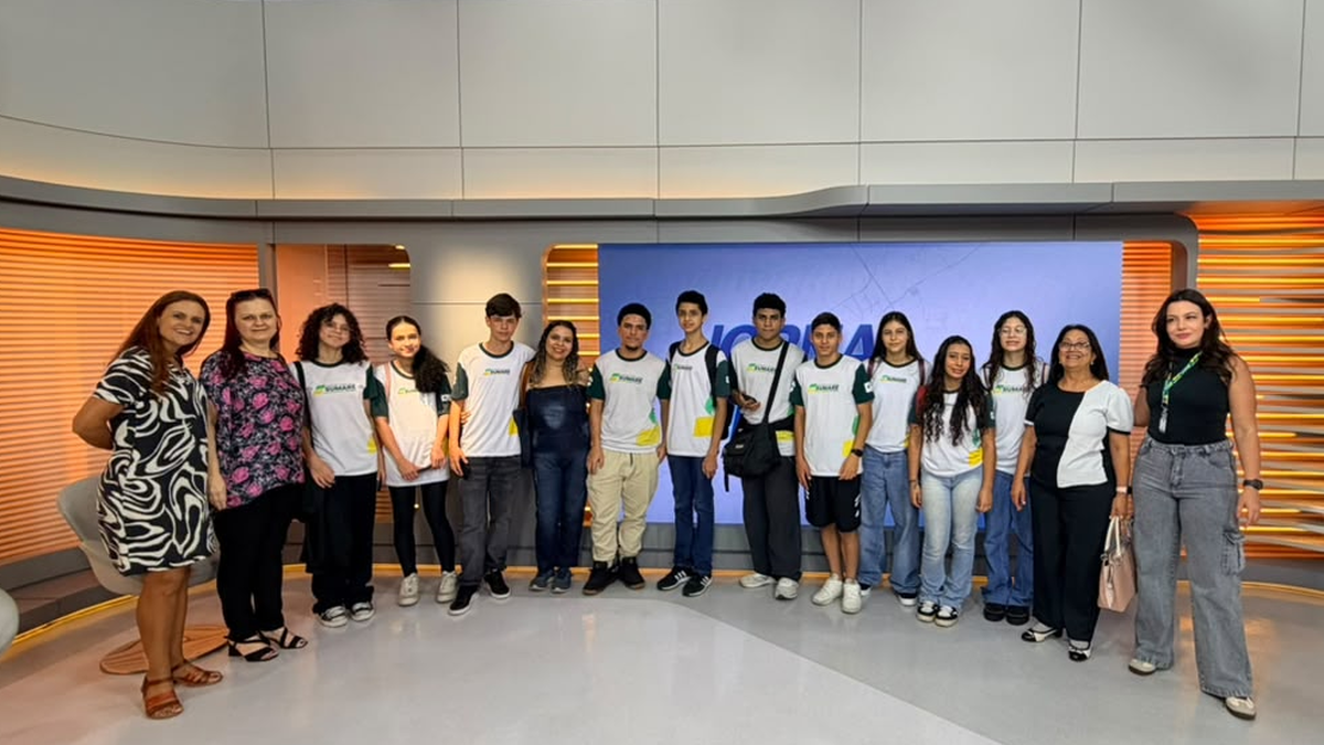 Estudantes e professores de Sumaré posando no estúdio de gravação da EPTV