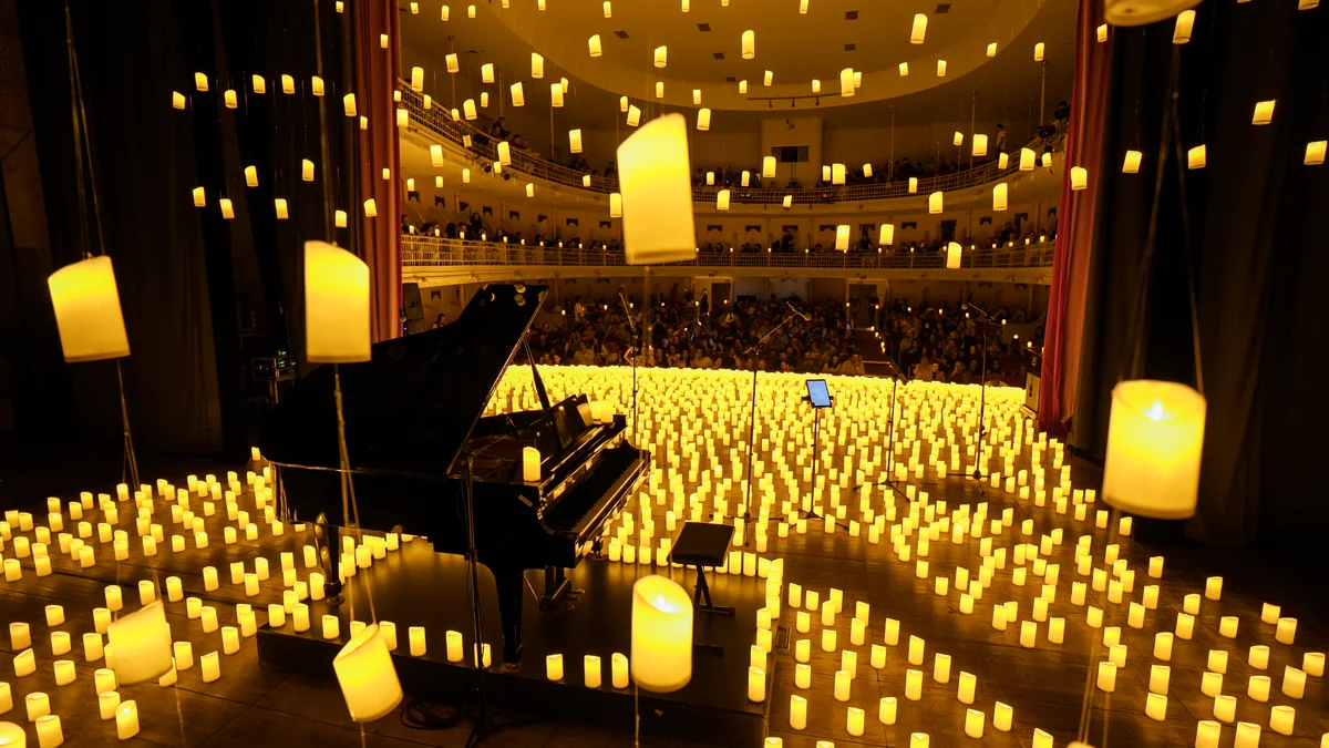 Piano de cauda no palco do teatro iluminado por centenas de velas cenográficas no show Starlight Concert