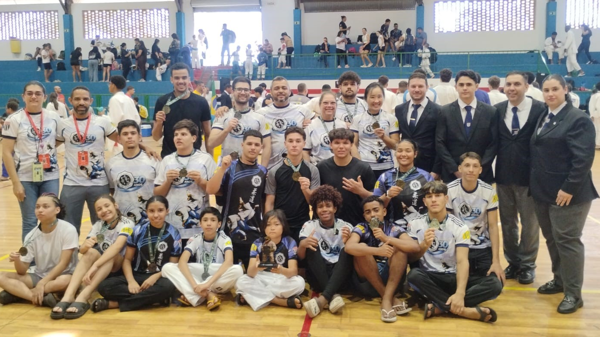 Equipe de judocas jovens de Hortolândia reunida com quimonos e medalhas no peito