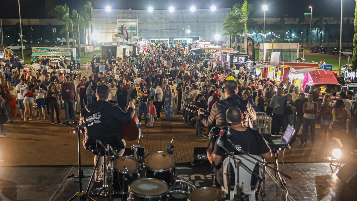 Multidão e banda no palco durante a Feira Noturna no Teatro Municipal de Paulínia