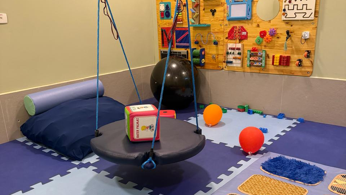 Sala sensorial do Tivoli Shopping com balanço suspenso e painel de atividades sensoriais