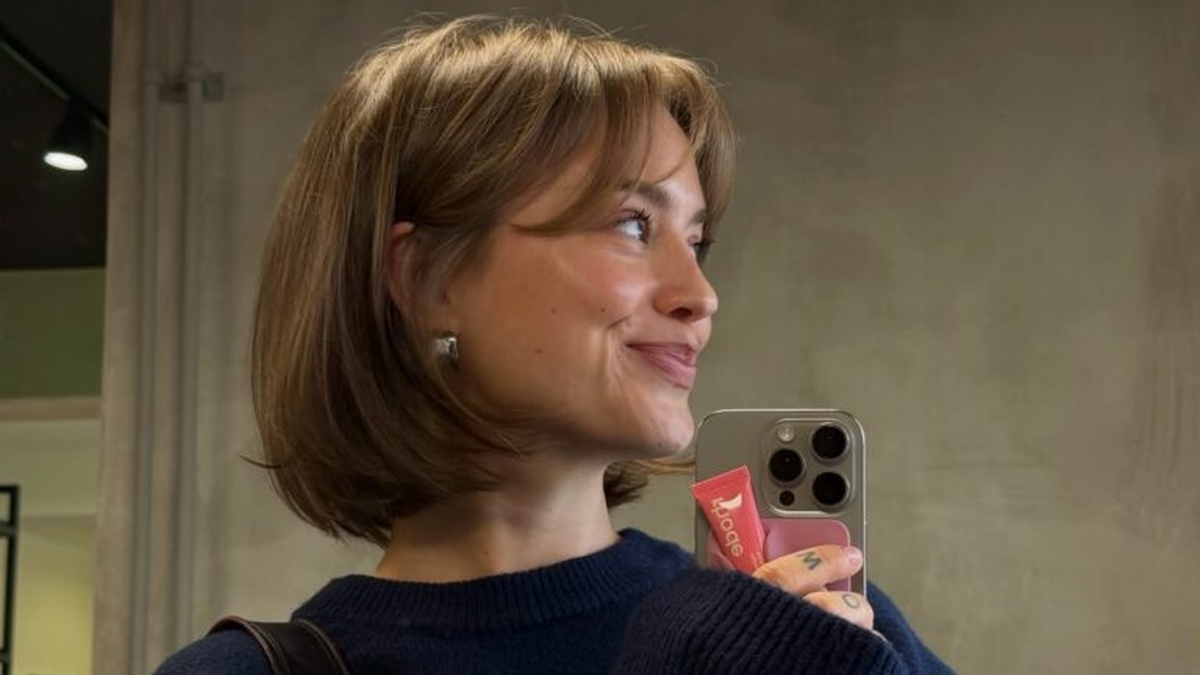 Mulher com corte de cabelo moderno em camadas com movimento suave