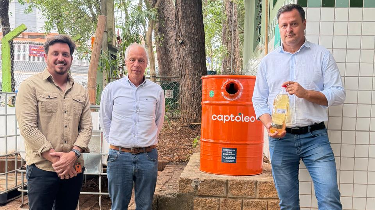 Secretário de Meio Ambiente de Nova Odessa e representantes da Captóleo no Bosque Manoel Jorge