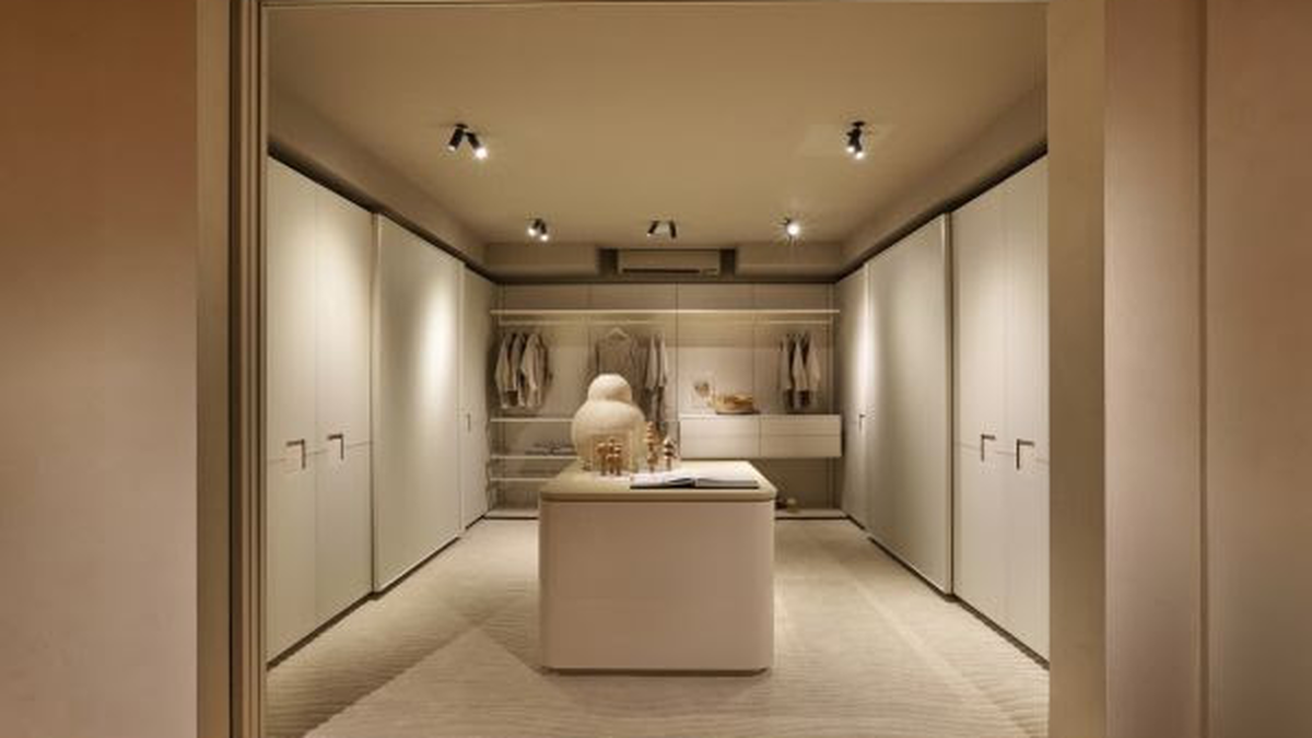 Closets planejados ganham soluções tecnológicas e nichos para antecipar o look do dia seguinte