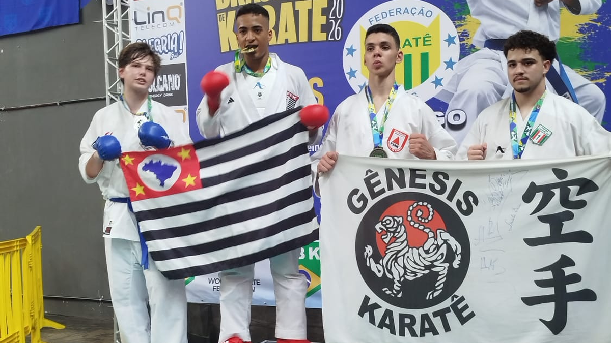 Carateca de Hortolândia no pódio recebendo medalha de ouro no Campeonato Brasileiro