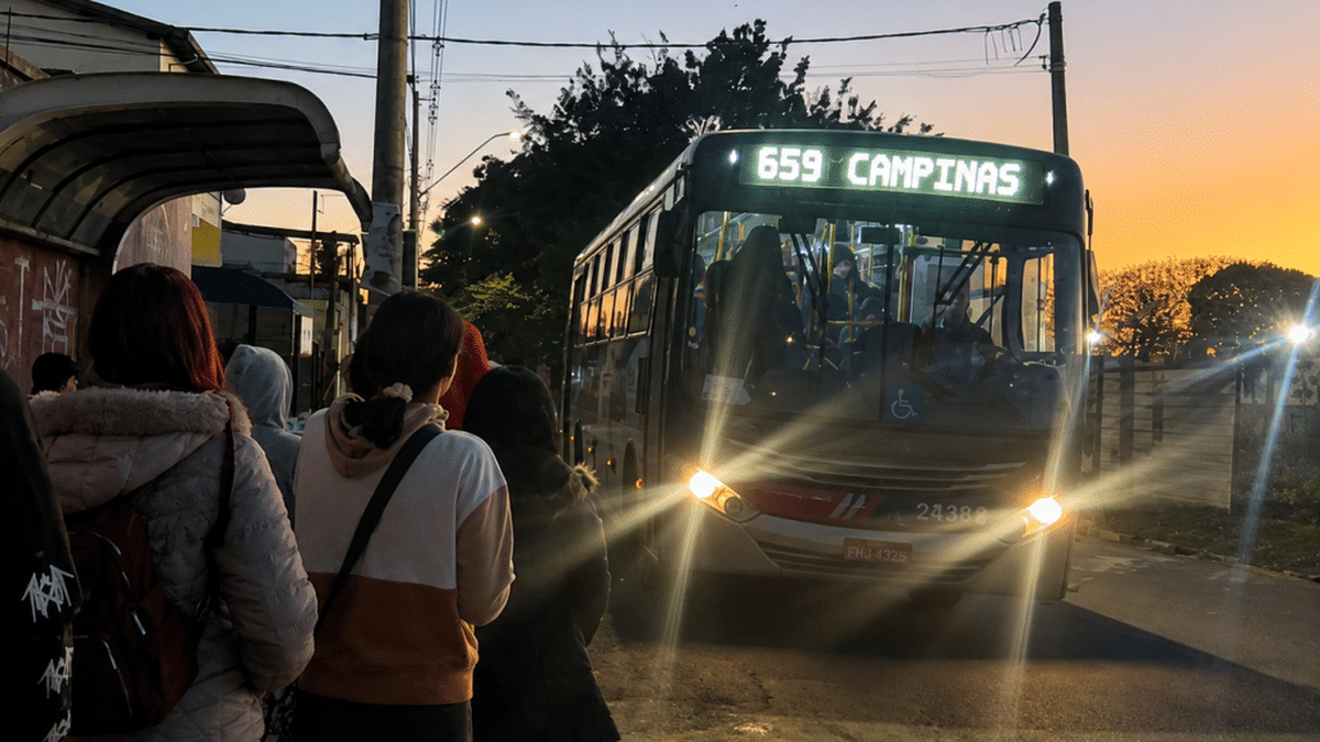 Ônibus do transporte coletivo urbano transitando em via pública de Sumaré