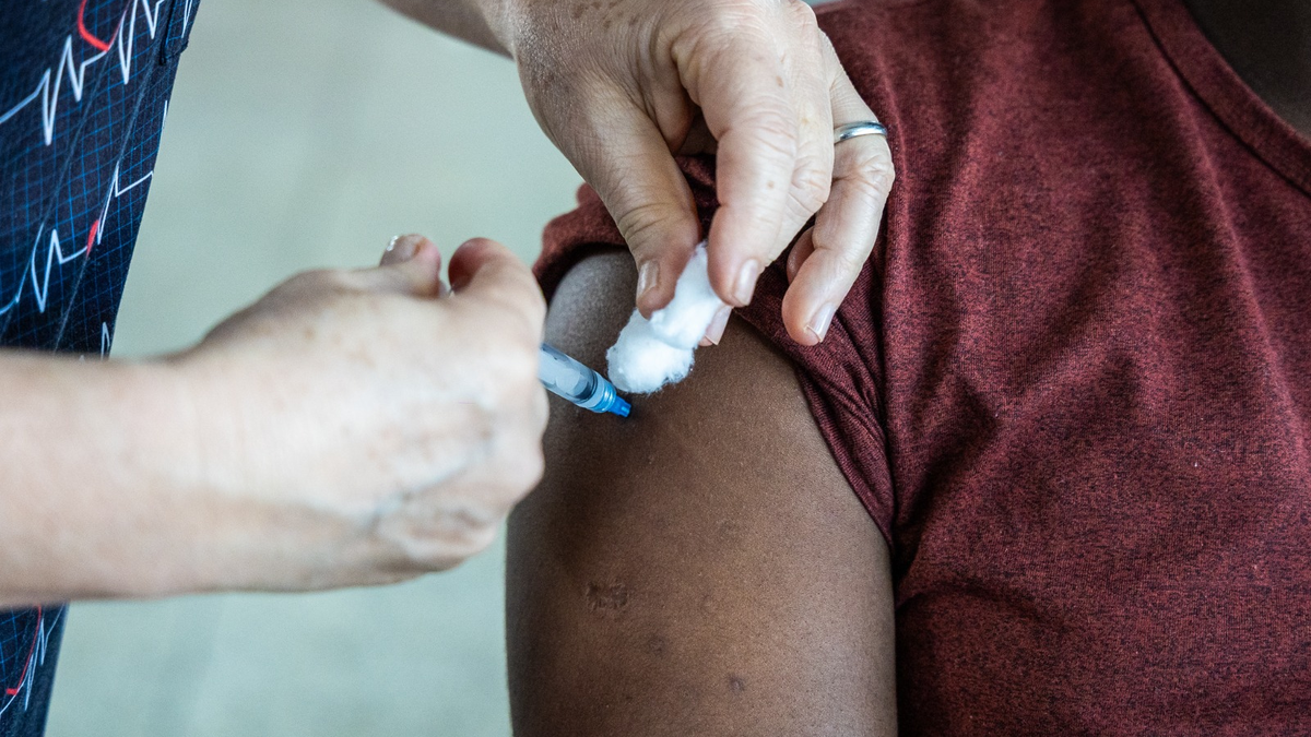 Vacinação com Pneumo 20 começa para pessoas com 85 anos ou mais em Paulínia