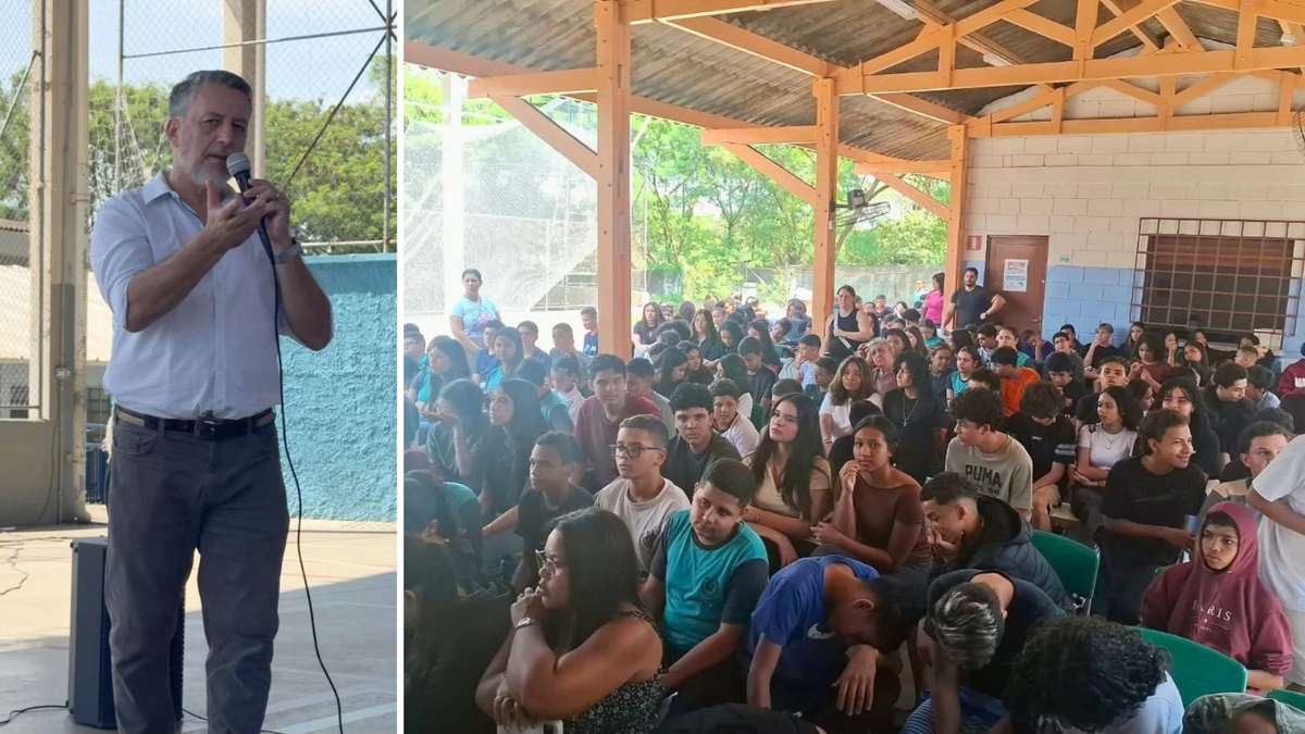 Advogado palestrando sobre violência digital para dezenas de estudantes em escola estadual de Sumaré