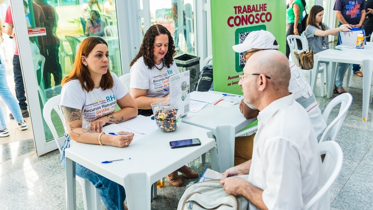 Recrutadores atendem candidato durante ação de empregos em Paulínia